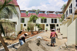 Místní obyvatelé nosili na stavbu květy na znamení vděku. I tak vypadá indonéské stavebnictví.