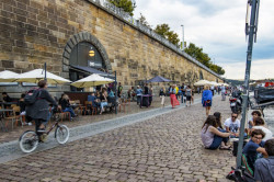 Nejdůležitějším architektonickým počinem v Praze za poslední roky je oživení náplavky. Přineslo totiž nové místo pro život všech obyvatel, nový prostor pro odpočinek a sociální interakci a spojení města s řekou. / pražská náplavka – foto