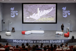 Monika Zvonková ze SEMELA ATELIERS nabídla odvážnou futuristickou vizi Zlína a vysvětlila, jak by se město mohlo vyvíjet, kdyby Baťův odkaz pokračoval.