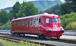 Depozitář jako vitrína pro vozy automobilky Tatra od dvojice Jiří Liškutín a Ladislav Zahradníček