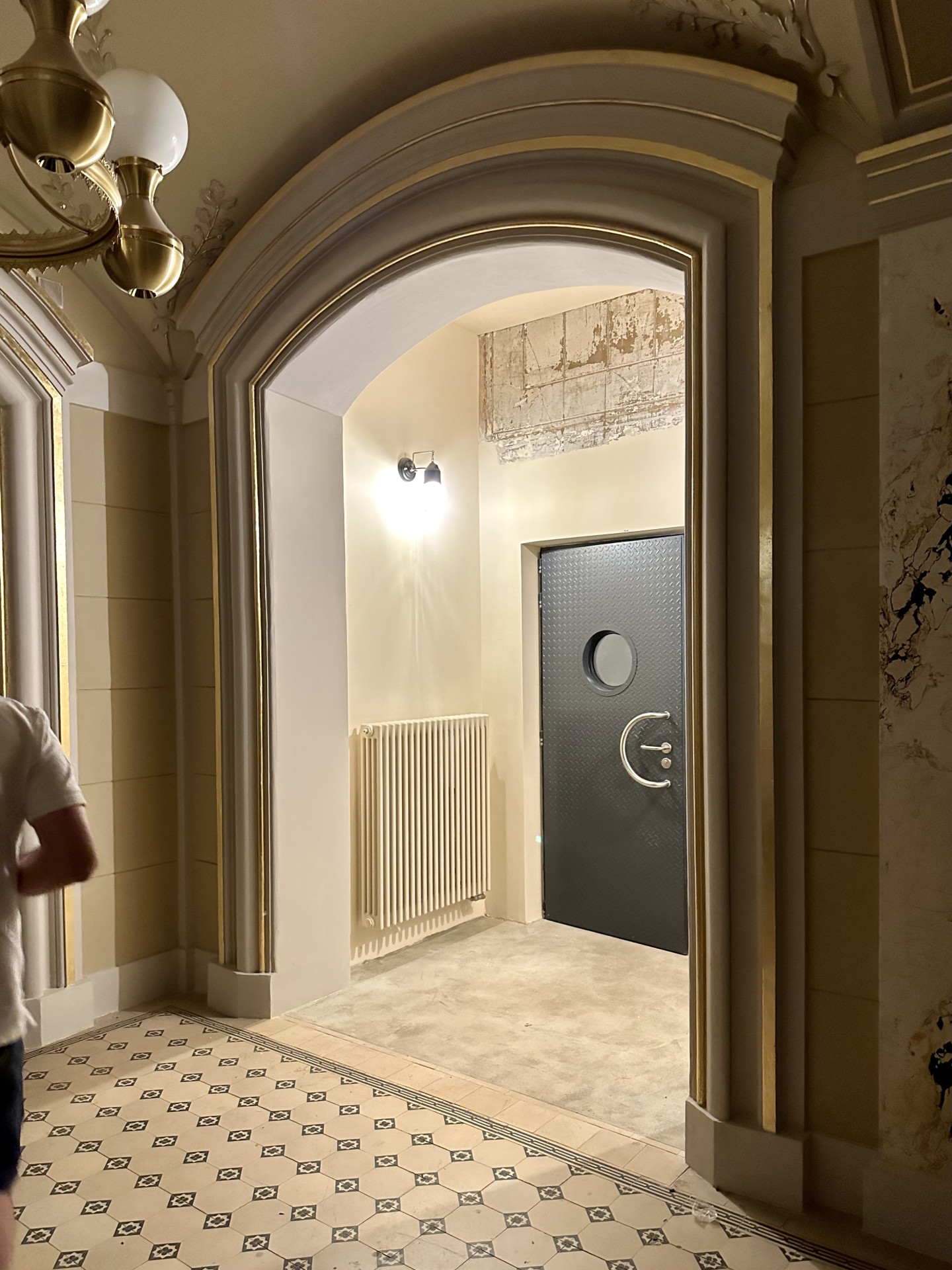 Dveře do prostoru se sálem