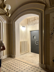 Dveře do prostoru se sálem