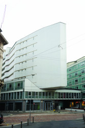 Jedinou Morettiho stavbou v Miláně je komerční a bytový komplex na Corso Italia