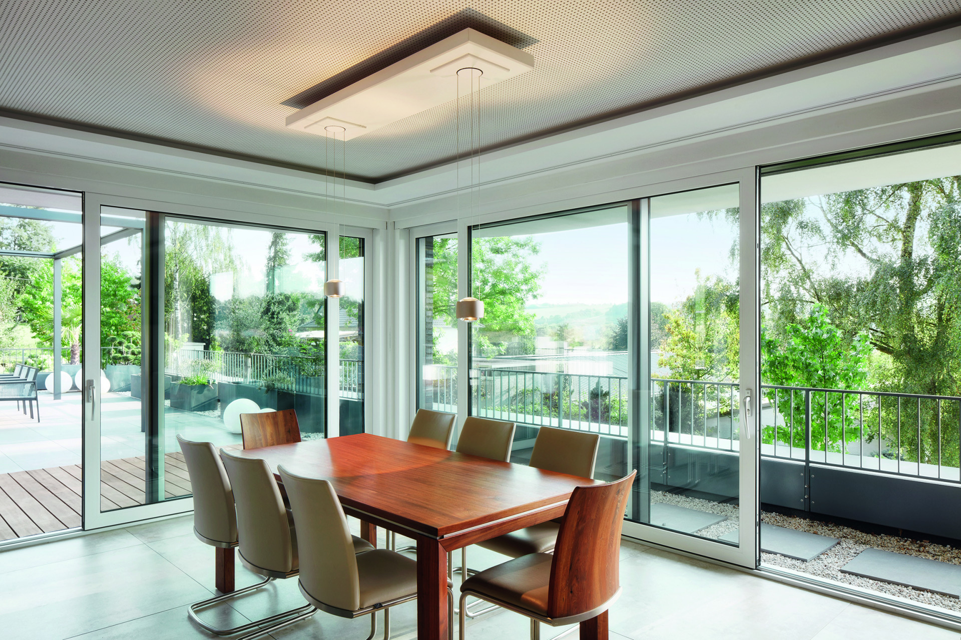 Obytná a jídelní zóna v prvním patře: Z posuvných systémů Schüco PVC-U bylo možné vytvořeny prvky s rozměry až 5,2  x 2,5 m (š x v).