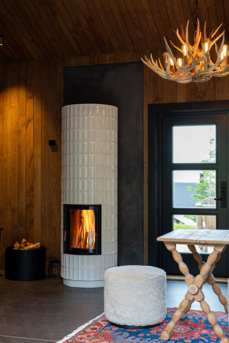 Série kamen Exposi, která vznikla ve spolupráci akademického sochaře Davida Exnera, kachlové manufaktury K&K Poker a německého výrobce topenišť Brunner.