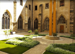 Úpravy veřejného veřejného prostoru areálu Emauzy