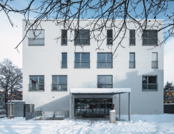 Městská knihovna Petřiny, studio MONOM: racionální kostka o hraně 21 metrů