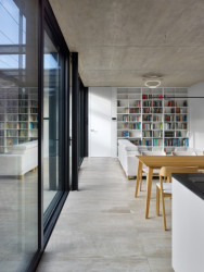 Skládá se z kuchyně, jídelny a obývacího pokoje. (Rodinný dům v Řepích, Stempel & Tesař architekti)