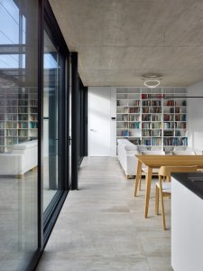Skládá se z kuchyně, jídelny a obývacího pokoje. (Rodinný dům v Řepích, Stempel & Tesař architekti)