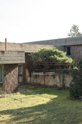 Také cena byla vyšší než se předpokládalo. Řadový dům měl stát 449 000 Kč, došlo ale ke zvýšení zhruba o sto tisíc. Při srovnání průměrných platů by to dnes bylo 7,3 milionu korun.