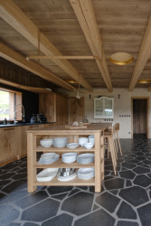 V kuchyni (Chalupa Wunderbaude, A1Architects)