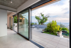 Ateliér LIPROJEKT s.r.o. zrealizoval rodinný dům obklopený zelení a výhledem do údolí.