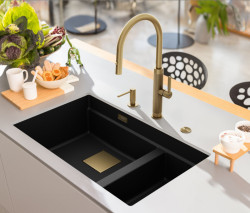 Kuchyňská baterie MYTHOS MASTERPIECE včetně doplňků v podobě dávkovače saponátu ATLAS NEO, easy click ovládání výpusti, hranatého přepadu a hranaté krytky výpusti. Vše provedení celonerez zlatá s povrchovou úpravou PVD.