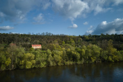 Rekonstrukce hostince Na Lisu v Brzánkách, Jan Veisser: Příjemný zážitek z návštěvy místa podtrhuje také rozlehlá zahrada přecházející ve stráně s remízky