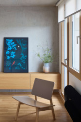 Atmosféru bytu pozdvihla také nová dřevohliníková okny s trojskly, která nejenže vypadají dobře, ale také byt odhlučnila. (Panelákový byt Nad obzorem; Iva Hájková Studio)