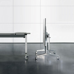 Změna kancelářských prostor přirozeně klade důraz na flexibilní a přizpůsobitelný nábytek. Stůl skill od Wiesner-Hager uspokojí potřeby moderní kanceláře.