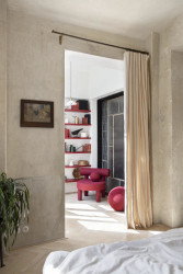 Staré a nové vrstvy - původní omítky a současný design (Apartmán v Laichterově domě, Other Projects Studio)