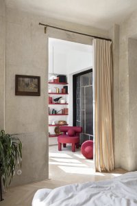 Staré a nové vrstvy - původní omítky a současný design (Apartmán v Laichterově domě, Other Projects Studio)