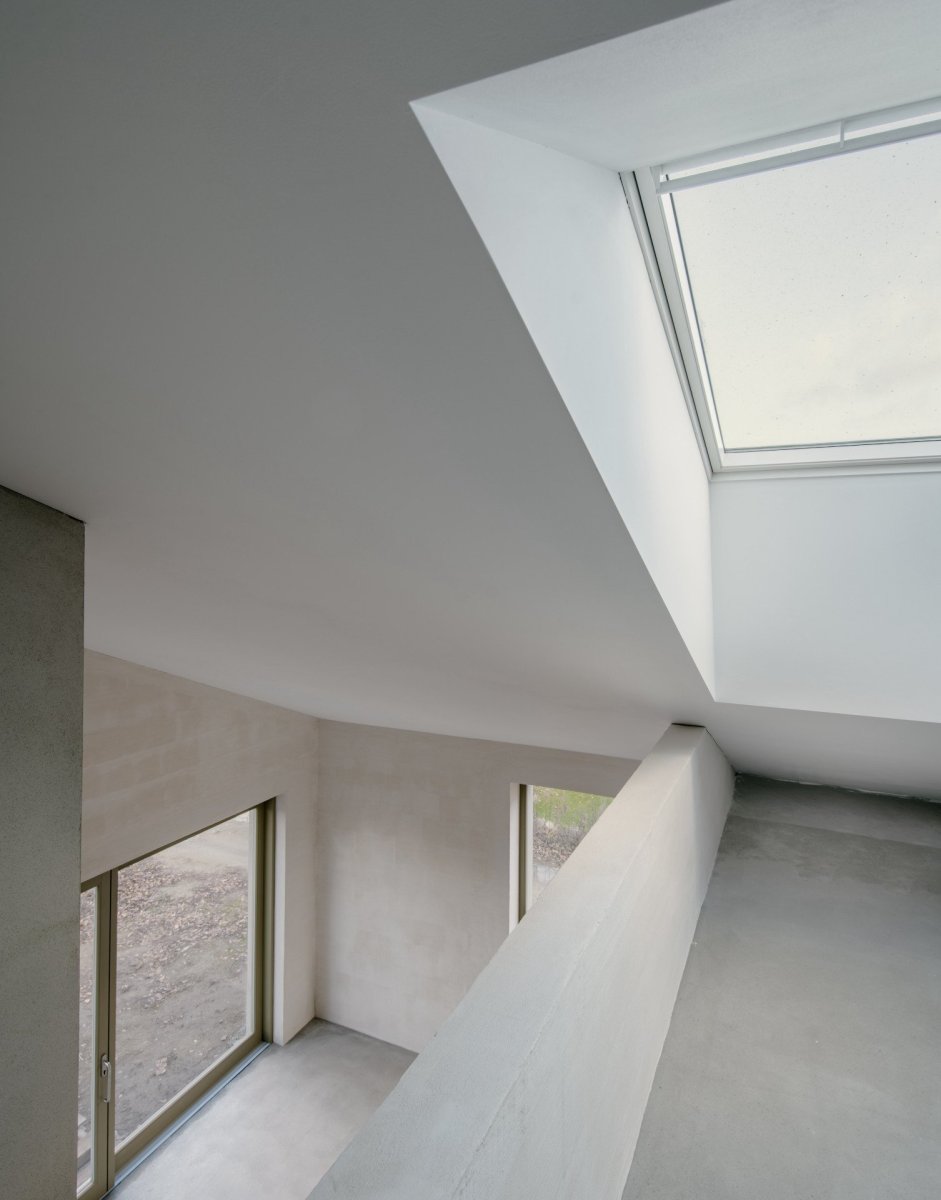 I přesto, že jsou místnosti orientované na sever, nedostatkem světla netrpí. (Rodinný dům s ateliérem, Helga Blocksdorf Architektur)