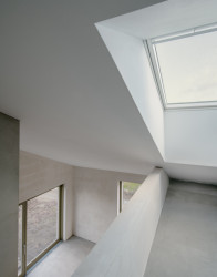 I přesto, že jsou místnosti orientované na sever, nedostatkem světla netrpí. (Rodinný dům s ateliérem, Helga Blocksdorf Architektur)