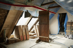 Střešní balkon Velux Cabrio, fotografie z instalace prvků.