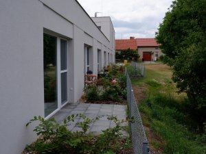 Malé terásky poskytují obyvatelům osobním prostor, kde se mohou starat o své vlastní květiny.