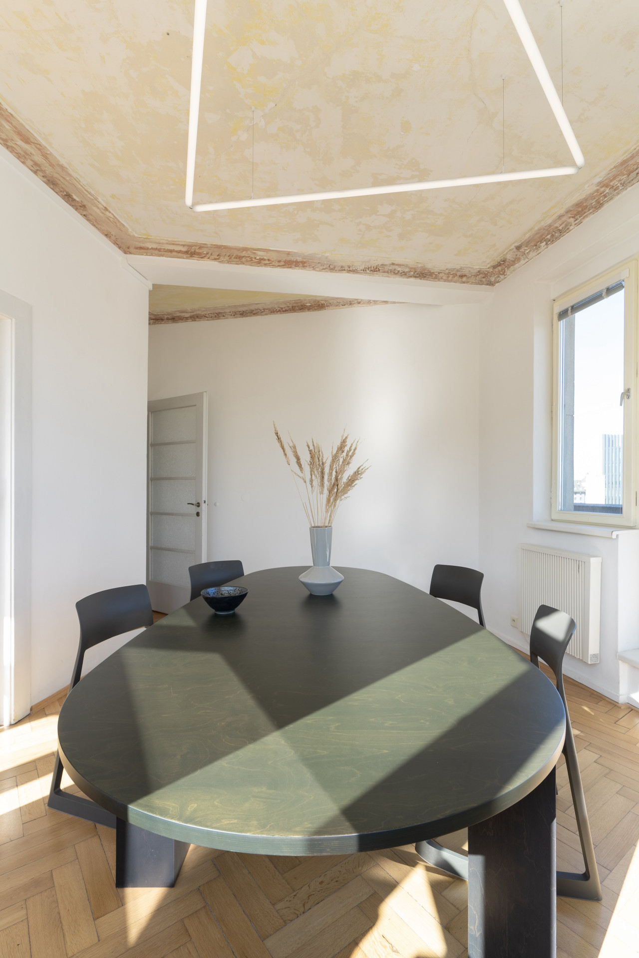 „Stůl má tři nohy, každá má jiný tvar – trojúhelník, čtverec, kruh. Je to takový nenápadný vtip, když si ale ke stolu sednete, všimnete si toho,“ říká architektka Tereza Kabelková. - Kanceláře marketingové agentury KHS v Praze, studio COSMO