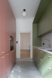  Vybavení dala čisté linie a co nejméně detailů, nové vstupy se projevují v hladkých plochách. (Rekonstrukce Malého Buquoyského Paláce v Praze, Tereza Scheibová)