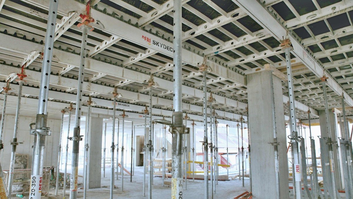 Panelové stropní bednění SKYDECK v kancelářské budově Crystal v Praze