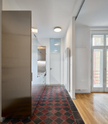 Byt Nusle, Amulet + T. Melková: Jedním z mála prvků, který zůstal zachován a kterému byla věnována velká péče, je krásná dlažba kuchyně.