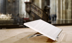 Úprava presbytáře katedrály sv. Víta, Václava a Vojtěcha v Praze, stojánek pod misál, ARN