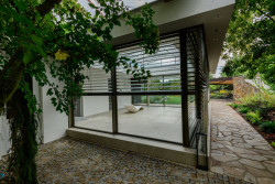 Bazén se zvedacím dnem. Prostor pro plavání, odpočinek i posezení v jednom.