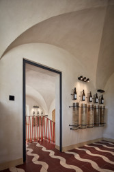 Na zemi je autorsky navržená podlaha – jsou na ní vlnky ve vínové barvě. (Vinařství Kolby v Pouzdřanech, ORA)