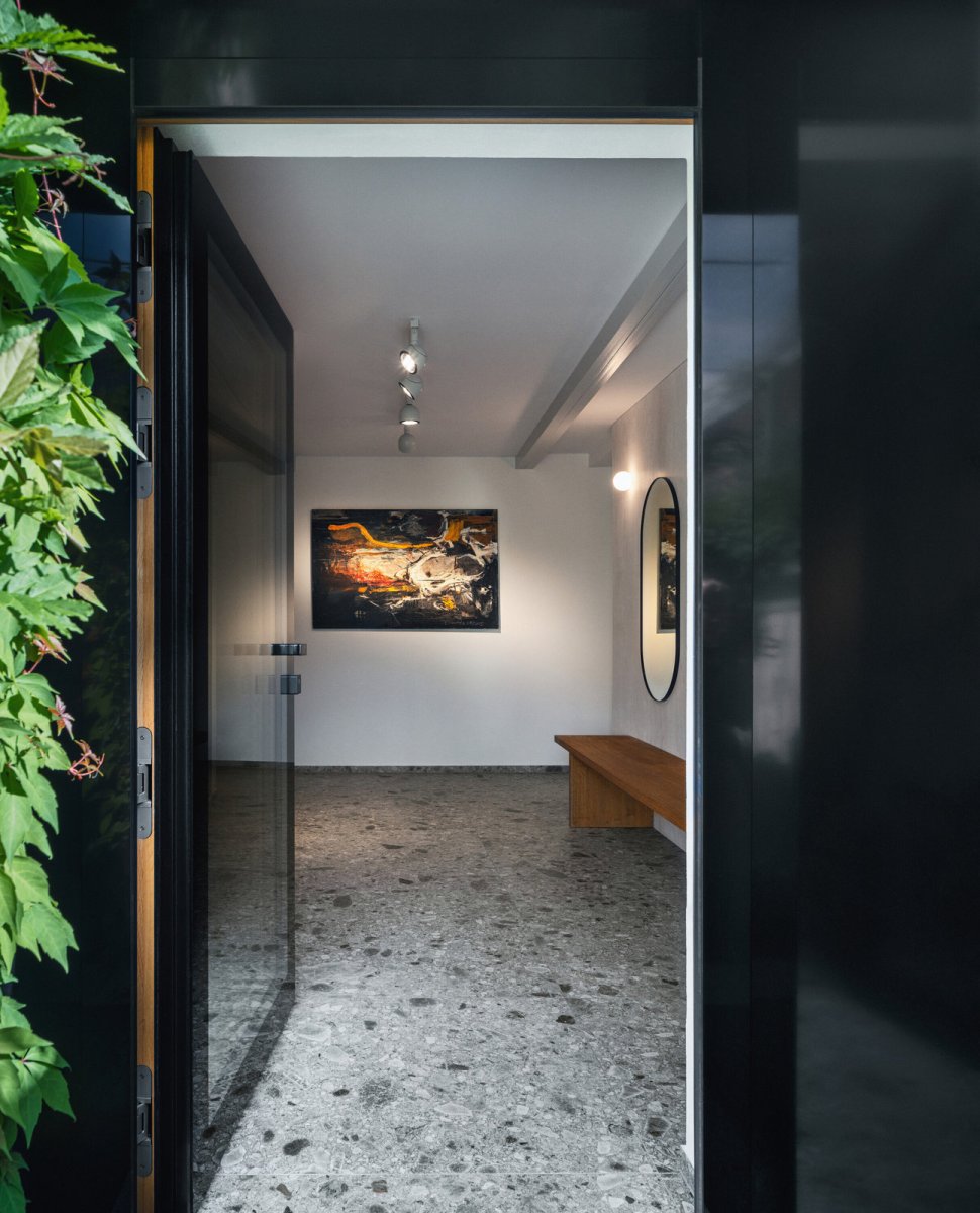 Vnitřní členění domu bylo upraveno výrazně.  (Rekonstrukce domu na Břevnově; Mimosa architekti)