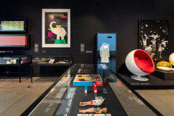 Vitra Design Museum představuje výstavu věnovanou minulosti i budoucnosti plastu