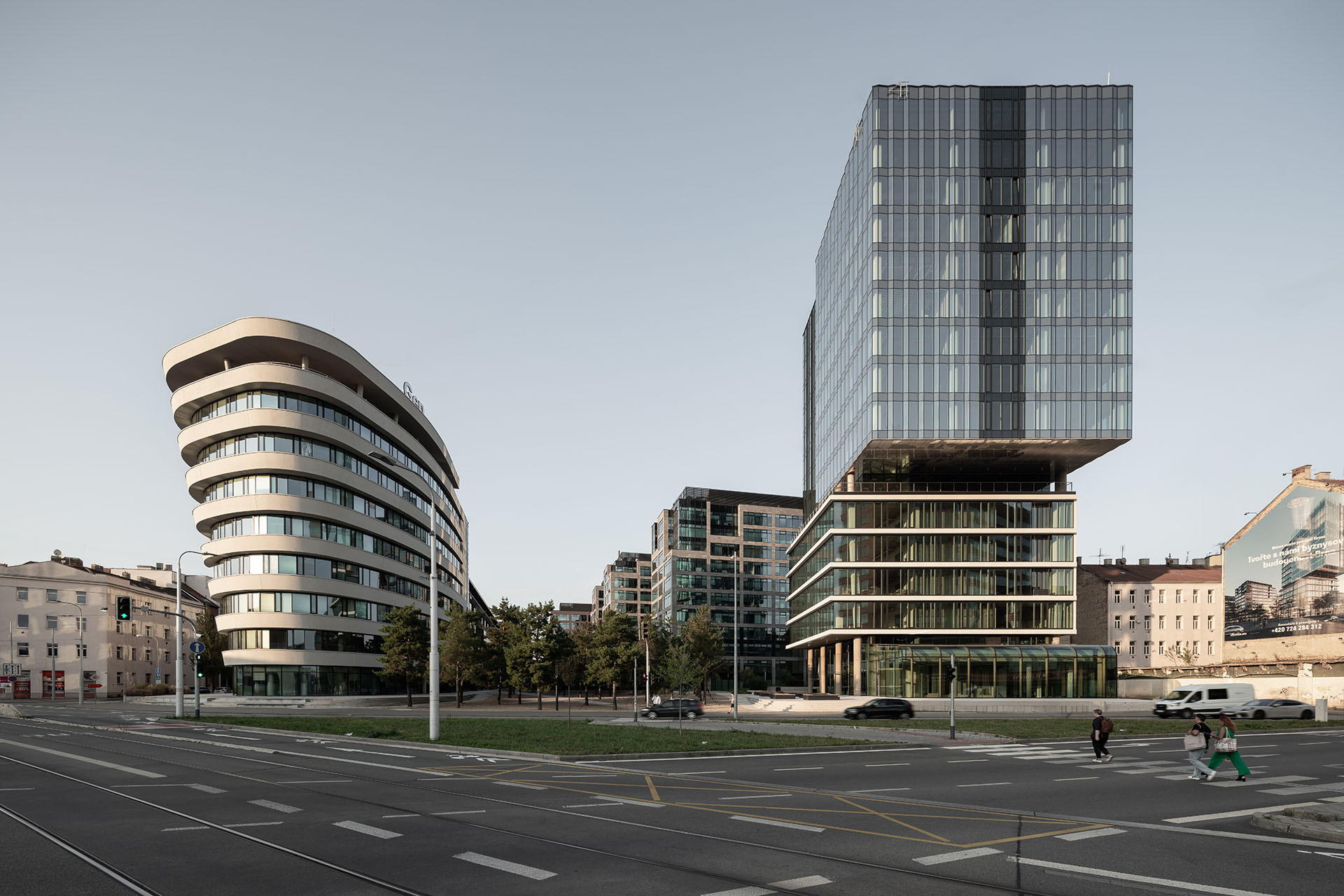 Na místě brněnského brownfieldu Vlněna vyrostl kancelářský komplex. Studio acht zde postavilo patnáctipodlažní prosklenou budovu s označením I.