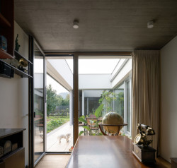 Směřuje do něj taky pracovna. (Dům s atrii v Nedvědicích, AOSI)