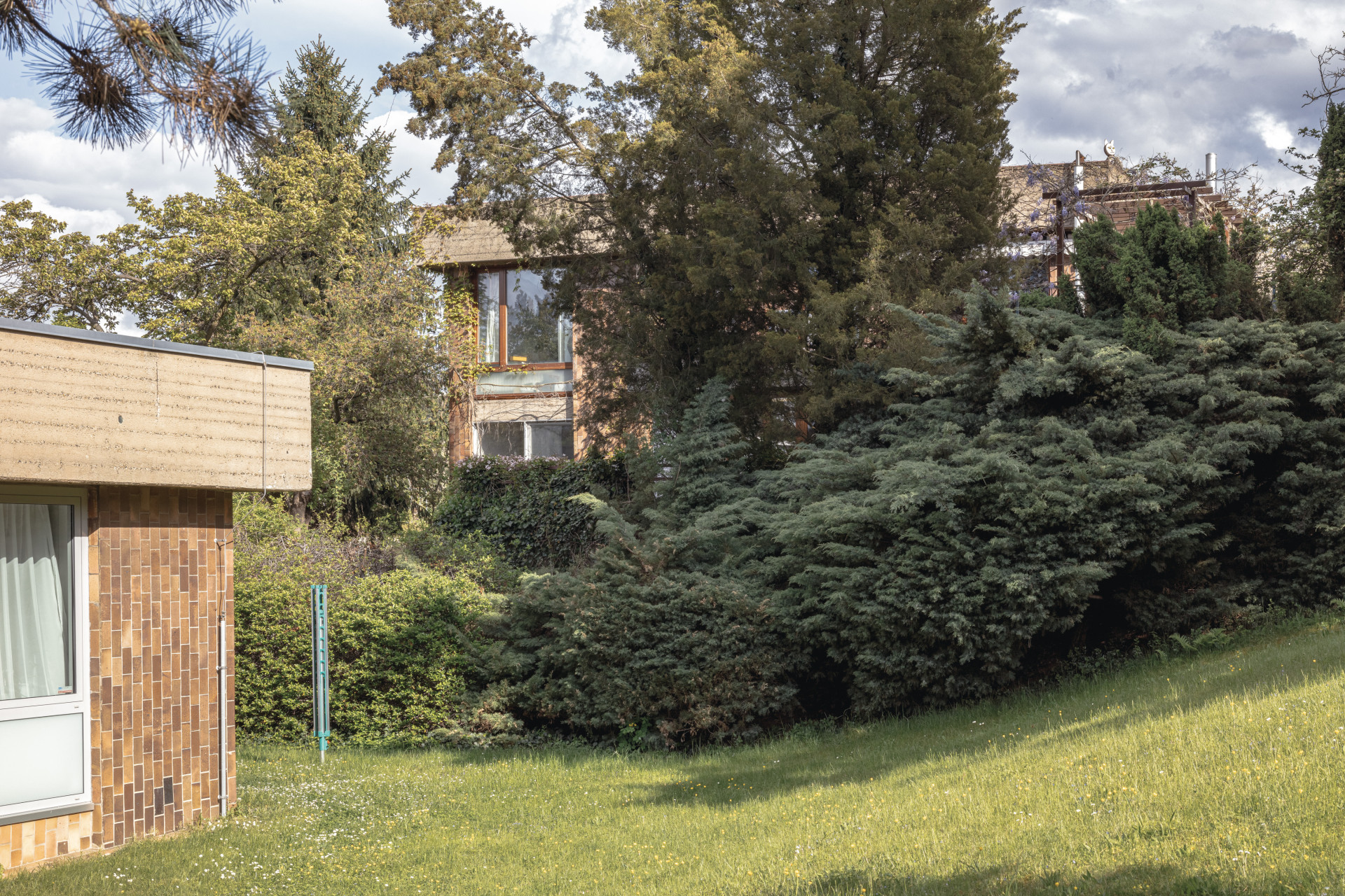 Také komunikace se stavebními firmami a dodavateli byla složitá. Každý víkend měl na staveništi službu jeden z družstevníků, který kontroloval „příchod a odchod pracovníků se záznamem v sešitě, pracovní morálku, hospodaření s materiálem apod.“