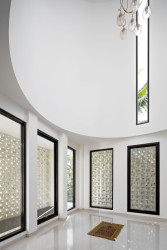 Díky perforovoané zdi tu vzniká hra světla a stínu. (De Residence Pangandaran, Erik Petrus)