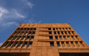 Administrativní brutalistickou budovu v americkém New Haven proměnili architekti ze studia Becker + Becker na luxusní hotel Marcel
