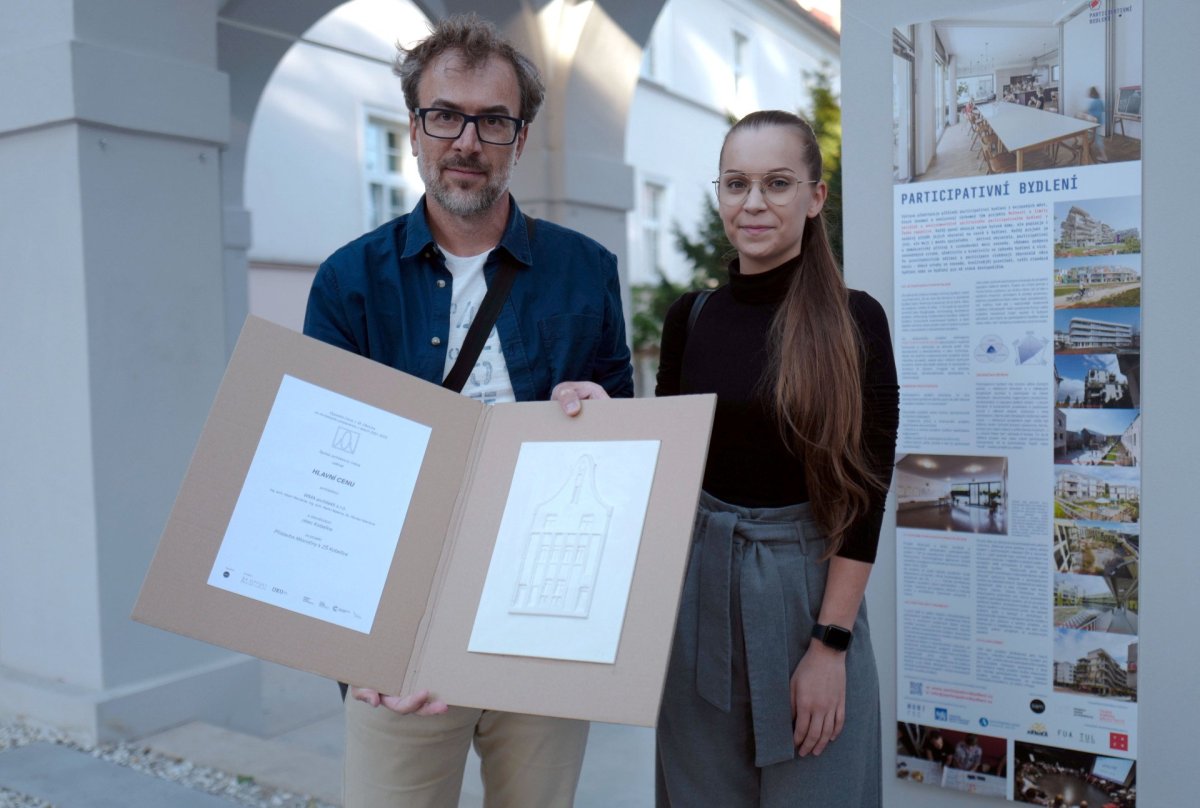 Zástupci vítězného ateliéru WMA architekti přebírají cenu J. M. Olbricha