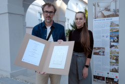 Zástupci vítězného ateliéru WMA architekti přebírají cenu J. M. Olbricha