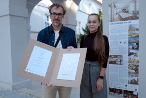 Zástupci vítězného ateliéru WMA architekti přebírají cenu J. M. Olbricha