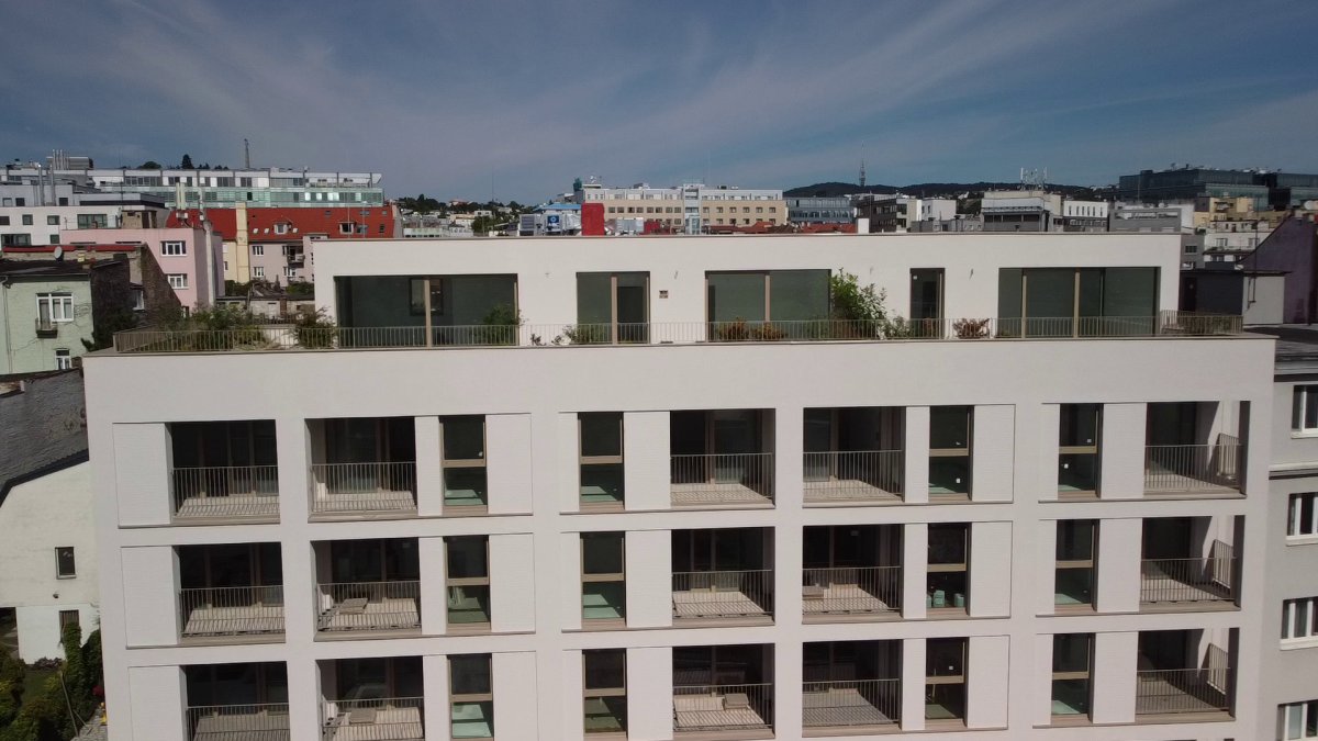 Novostavba bytového domu Zelený dvor citlivě doplňuje historickou strukturu Starého Mesta a přináší moderní městské bydlení ve vnitrobloku.