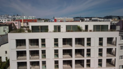 Novostavba bytového domu Zelený dvor citlivě doplňuje historickou strukturu Starého Mesta a přináší moderní městské bydlení ve vnitrobloku.