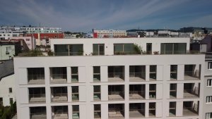 Novostavba bytového domu Zelený dvor citlivě doplňuje historickou strukturu Starého Mesta a přináší moderní městské bydlení ve vnitrobloku.