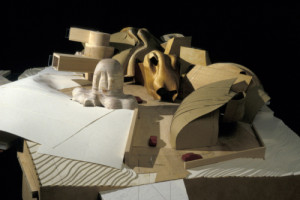 The Century of Gehry, souhrnná výstava o Franku Gehrym v Portu v Portugalsku přináší řadu modelů, výkresů i filmů o jeho stavbách.