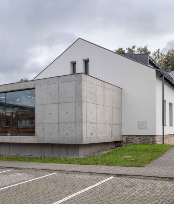 Rekonstrukce s dostavbou prodejny Hruška v obci Trojanovice (Kamil Mrva Architects; dodavatel E B stavební společnost)