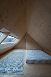 Chata v Jizerských horách, Markéta Cajthamlová, Architektonická projekční kancelář: Střední část se saunou a koupelnou je zastropena, a tím vznikla půda, na níž vede schodiště z obývacího pokoje