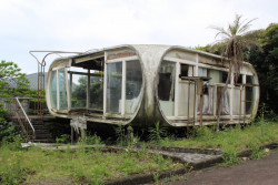 UFO Village - kolonie opuštěných kopií Futuro a Venturo Houses na severu Tchaj-wanu